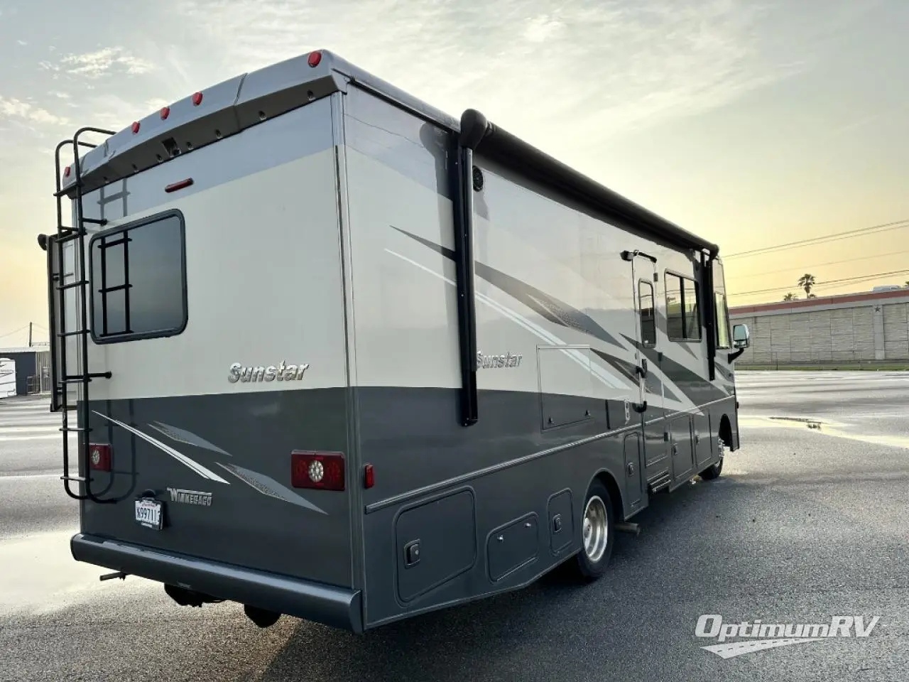 2022 Winnebago Sunstar 27P Photo 2