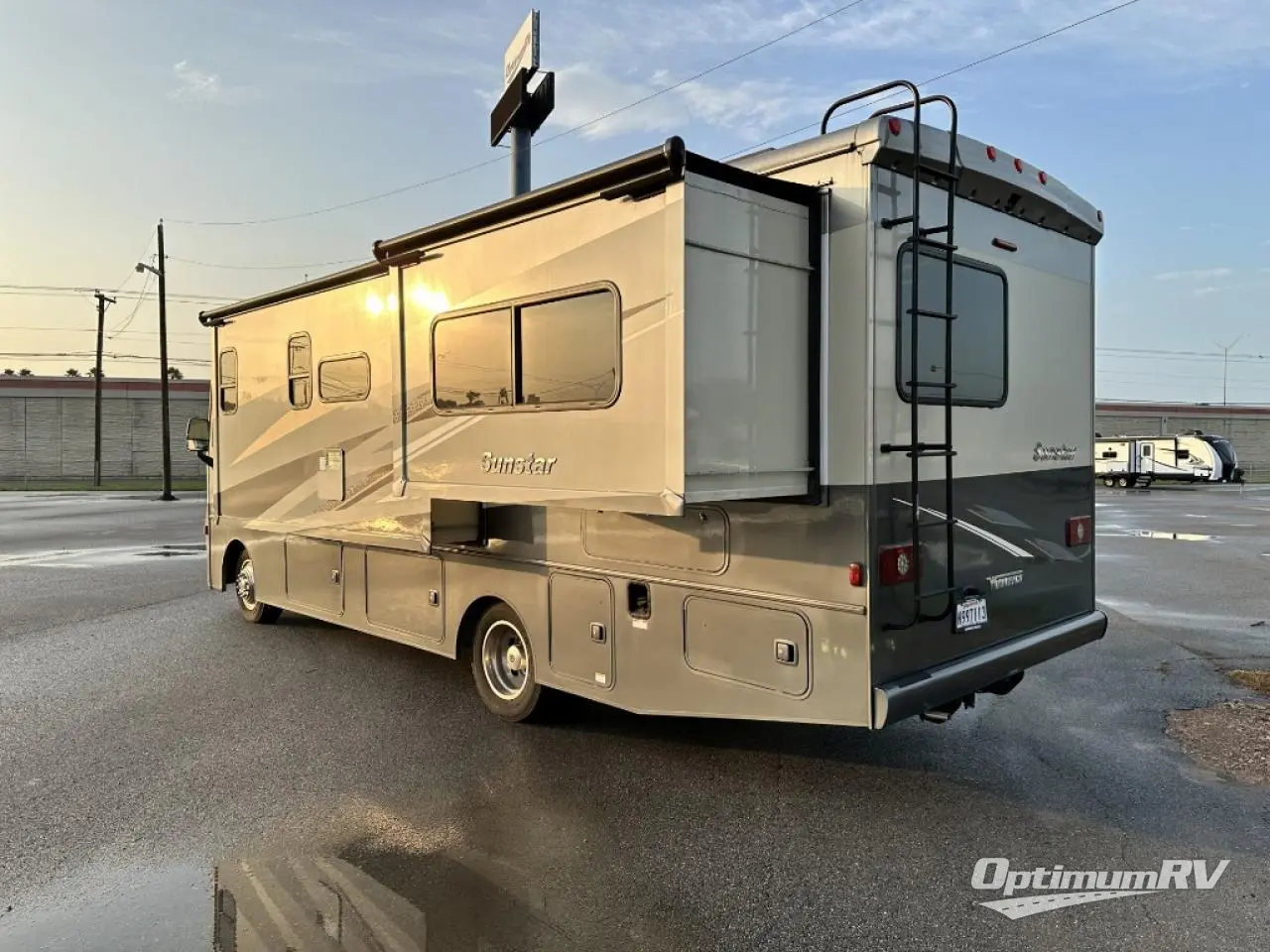 2022 Winnebago Sunstar 27P Photo 3