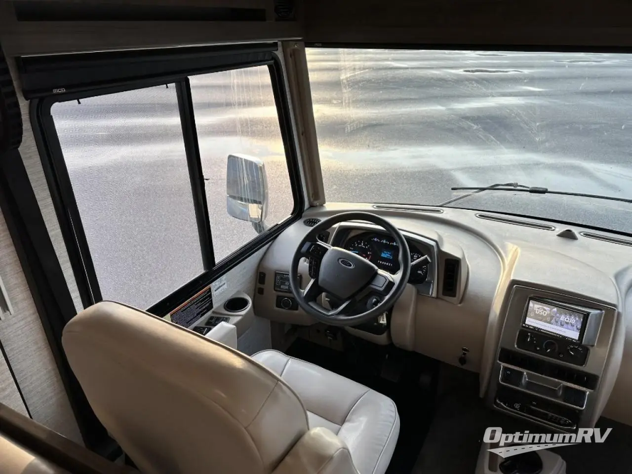 2022 Winnebago Sunstar 27P Photo 4