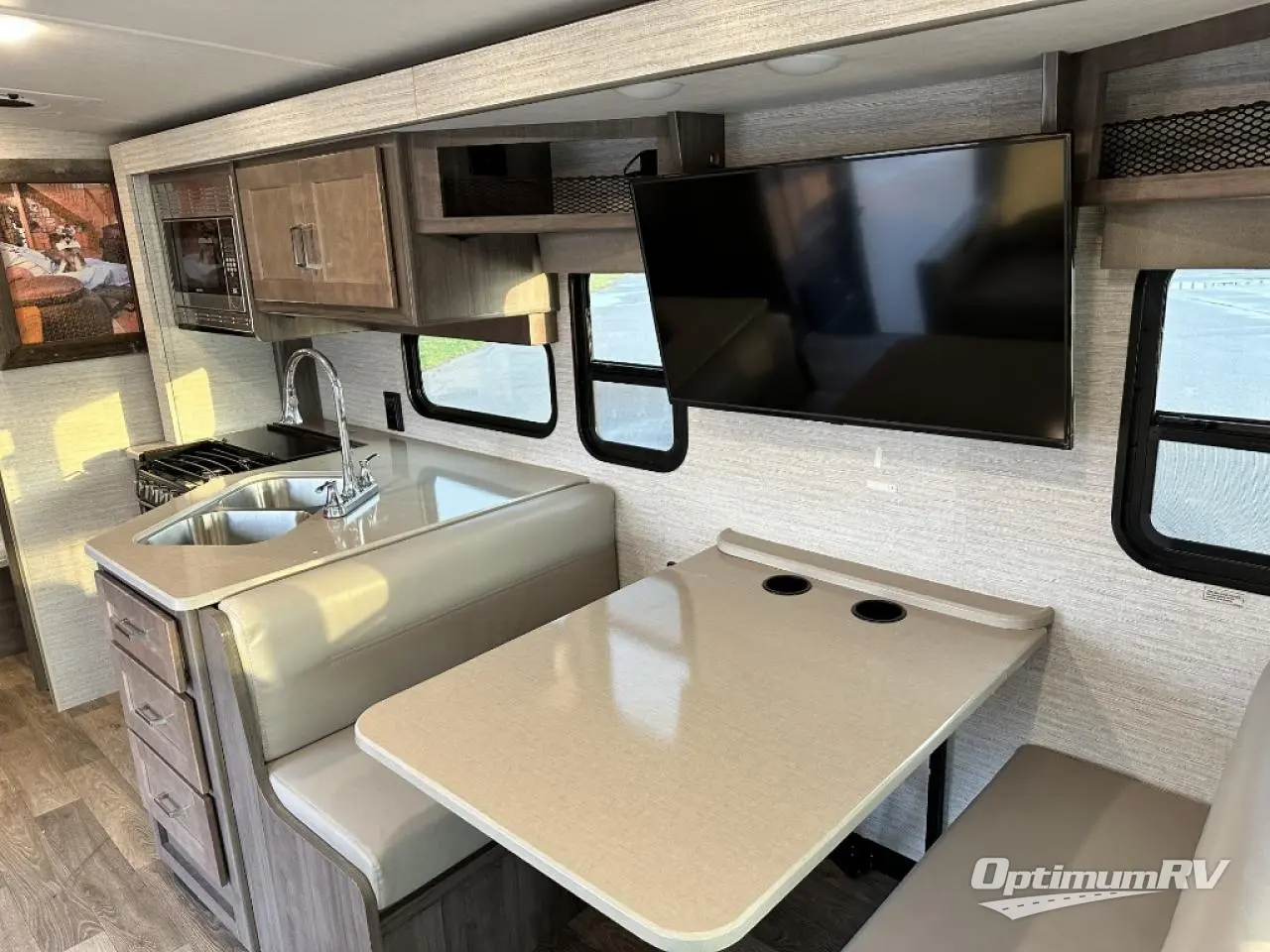 2022 Winnebago Sunstar 27P Photo 9