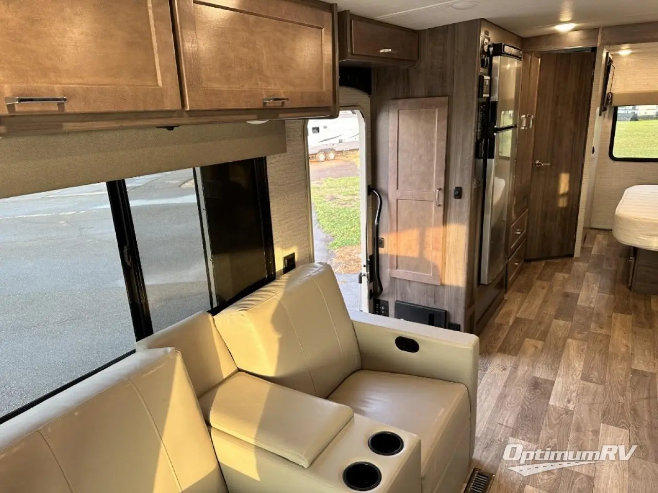 2022 Winnebago Sunstar 27P Photo 10