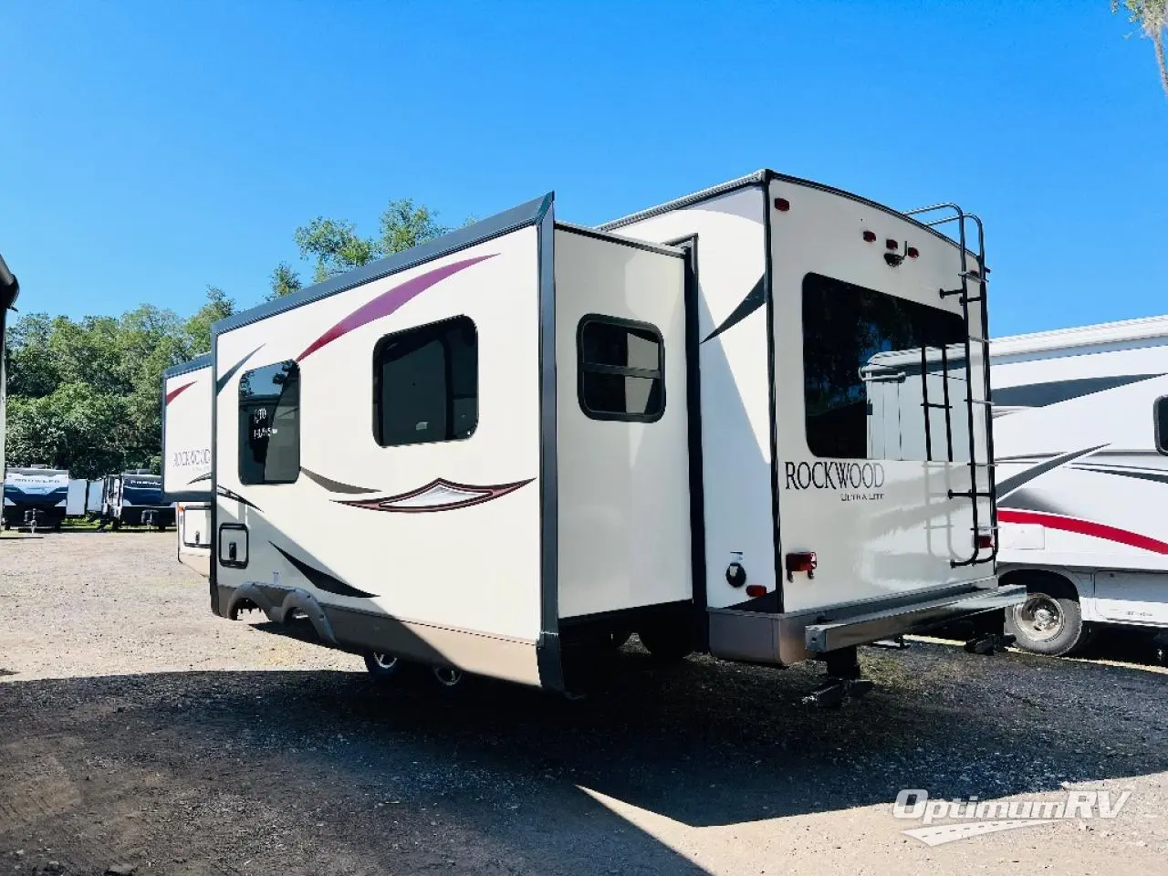 2017 Forest River Rockwood Ultra Lite 2604WS Photo 3