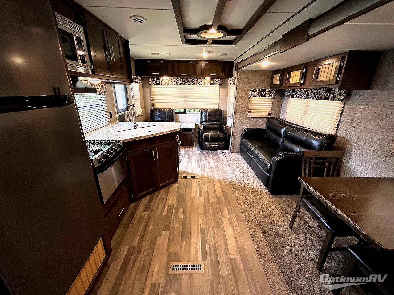 2018 Shasta Revere 27RL Photo 2