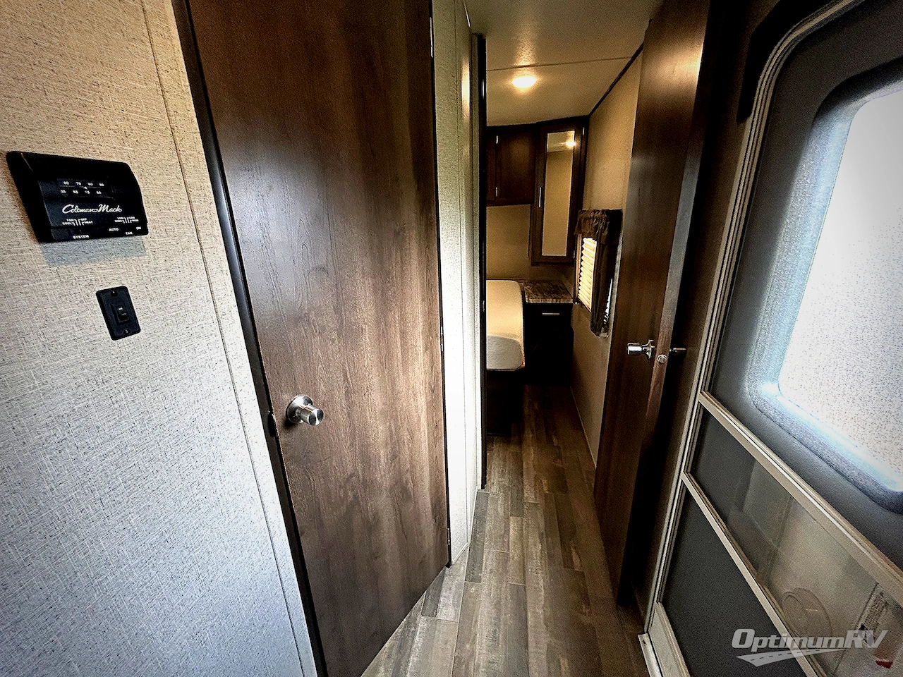2018 Shasta Revere 27RL Photo 5