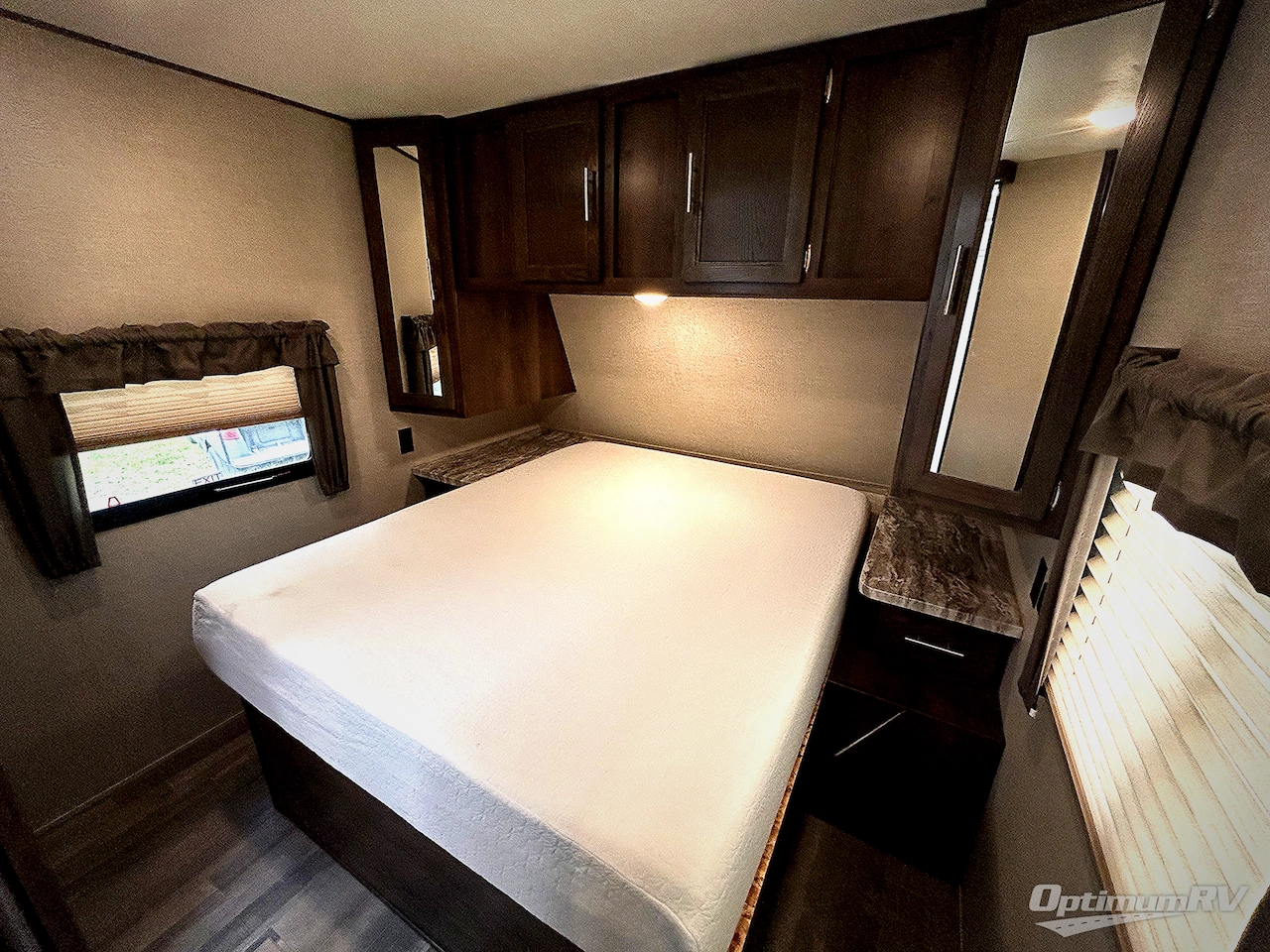 2018 Shasta Revere 27RL Photo 6