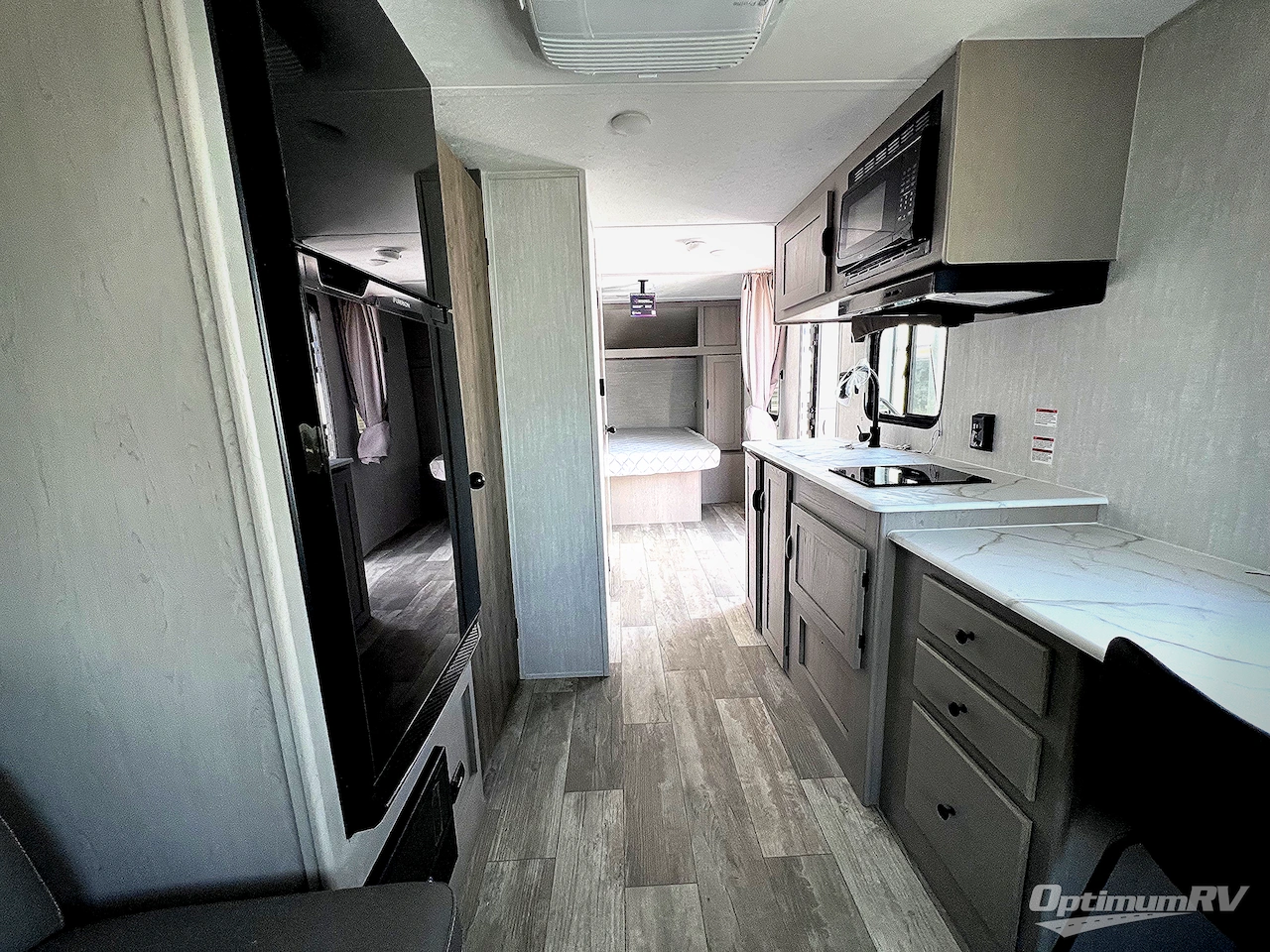 2025 Coachmen Clipper 5K Series 242MK Photo 5