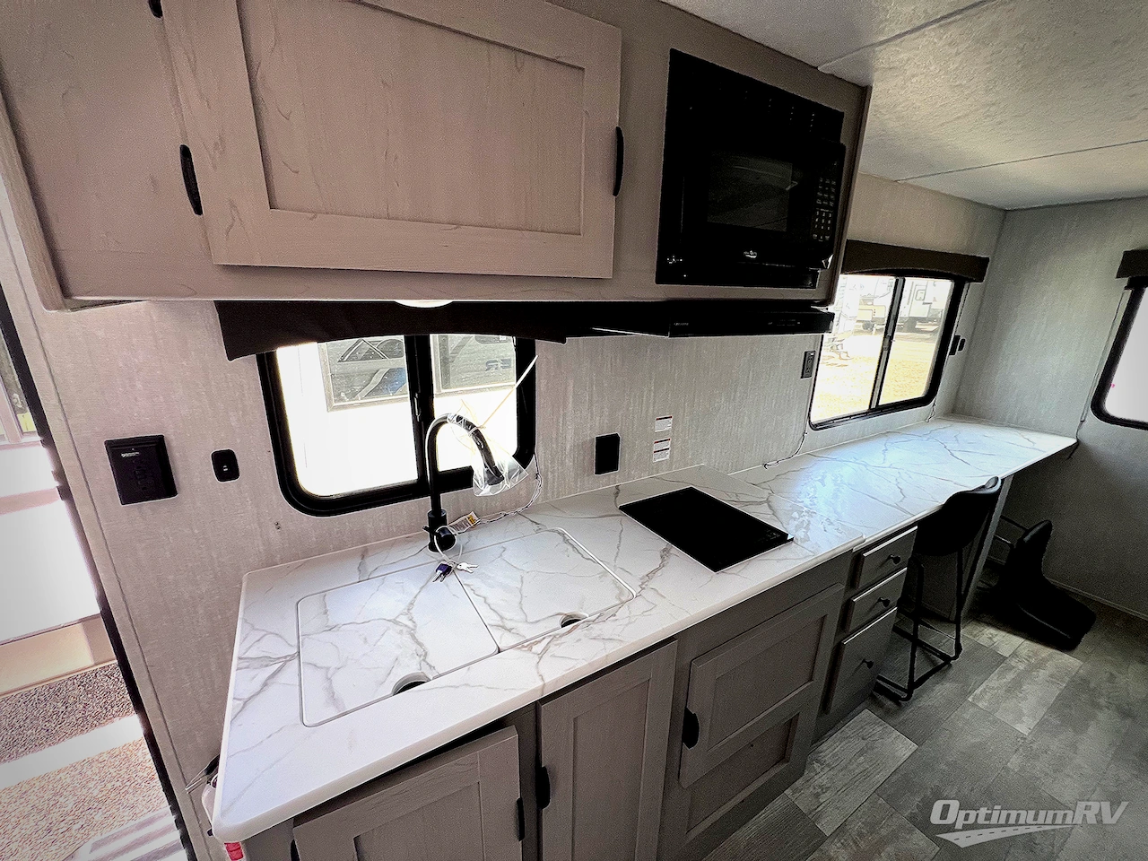 2025 Coachmen Clipper 5K Series 242MK Photo 6
