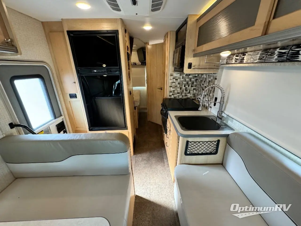 2017 Winnebago Fuse 23T Photo 6