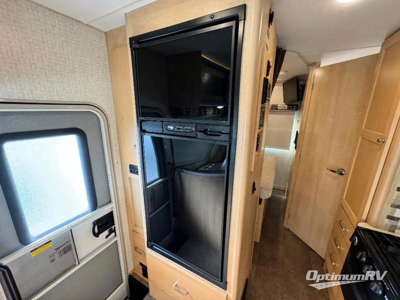 2017 Winnebago Fuse 23T Photo 9