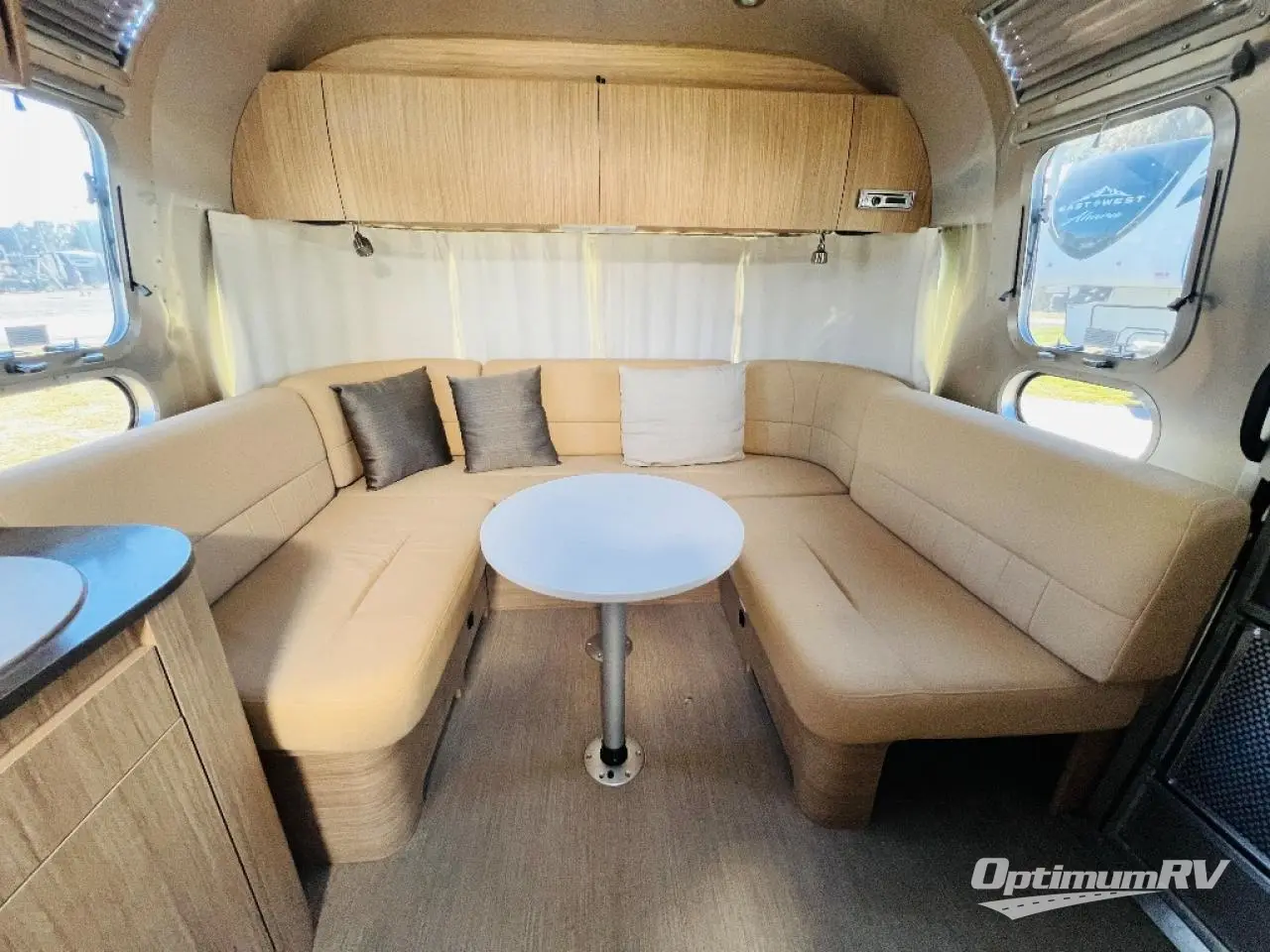 2019 Airstream Flying Cloud 26RB Photo 5