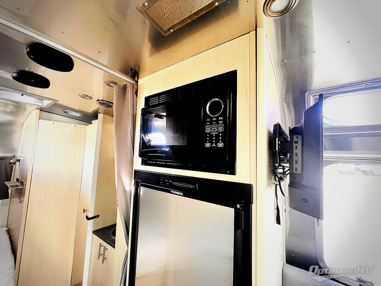 2021 Airstream Flying Cloud 23CB Photo 12