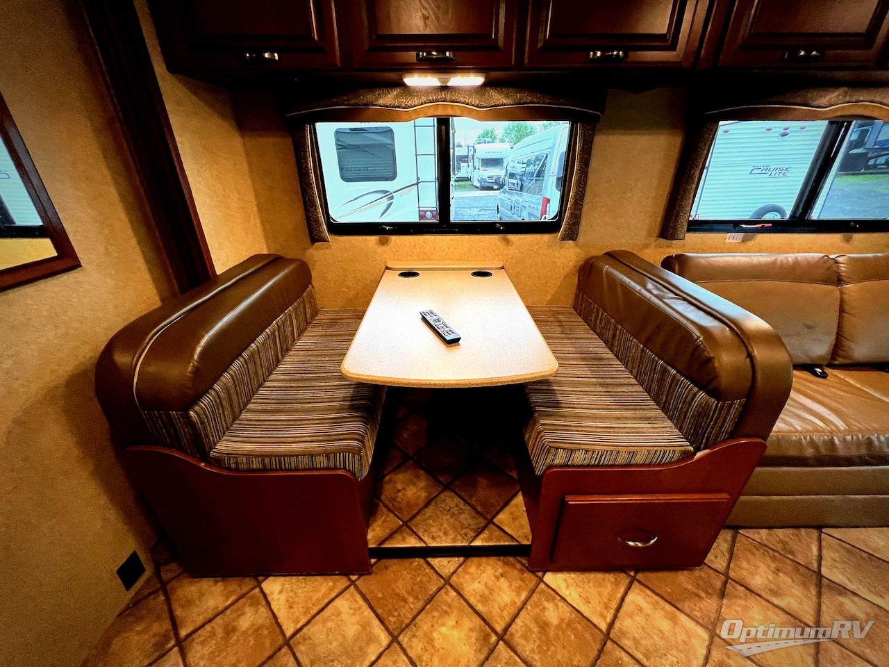 2014 Thor Chateau 31L Photo 8