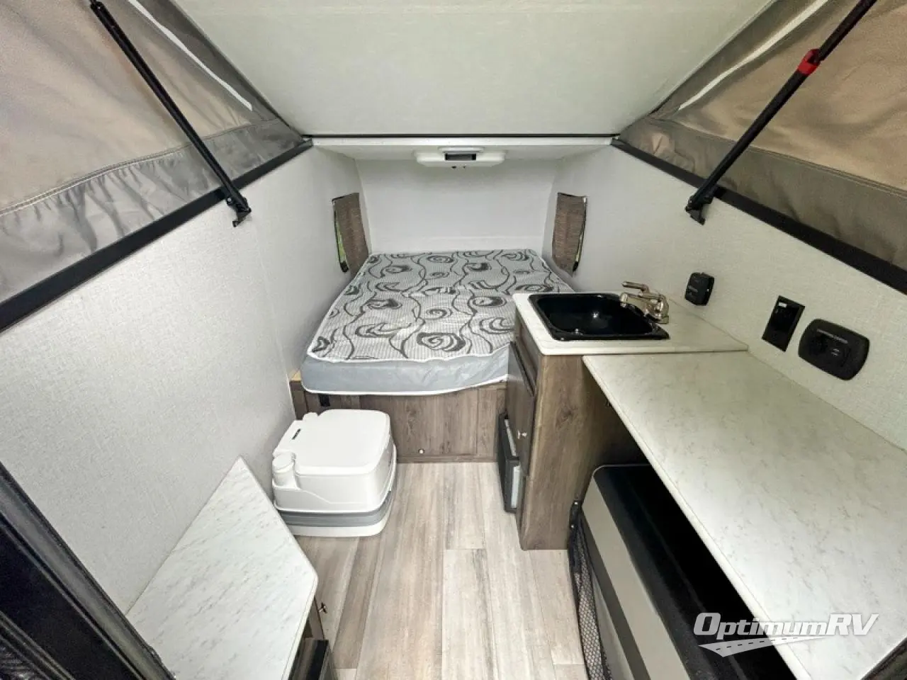 2022 Coachmen Clipper 9.0 Photo 4