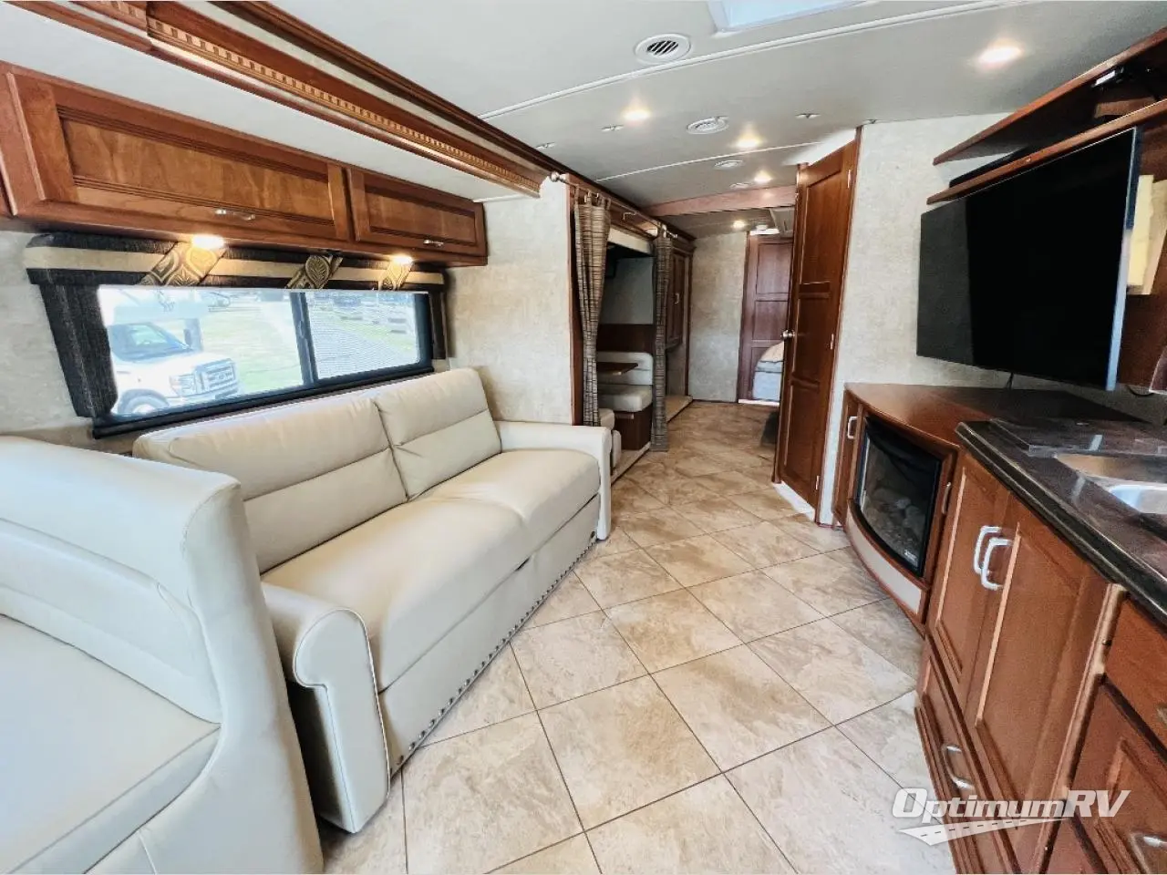 2016 Winnebago Forza 38R Photo 7