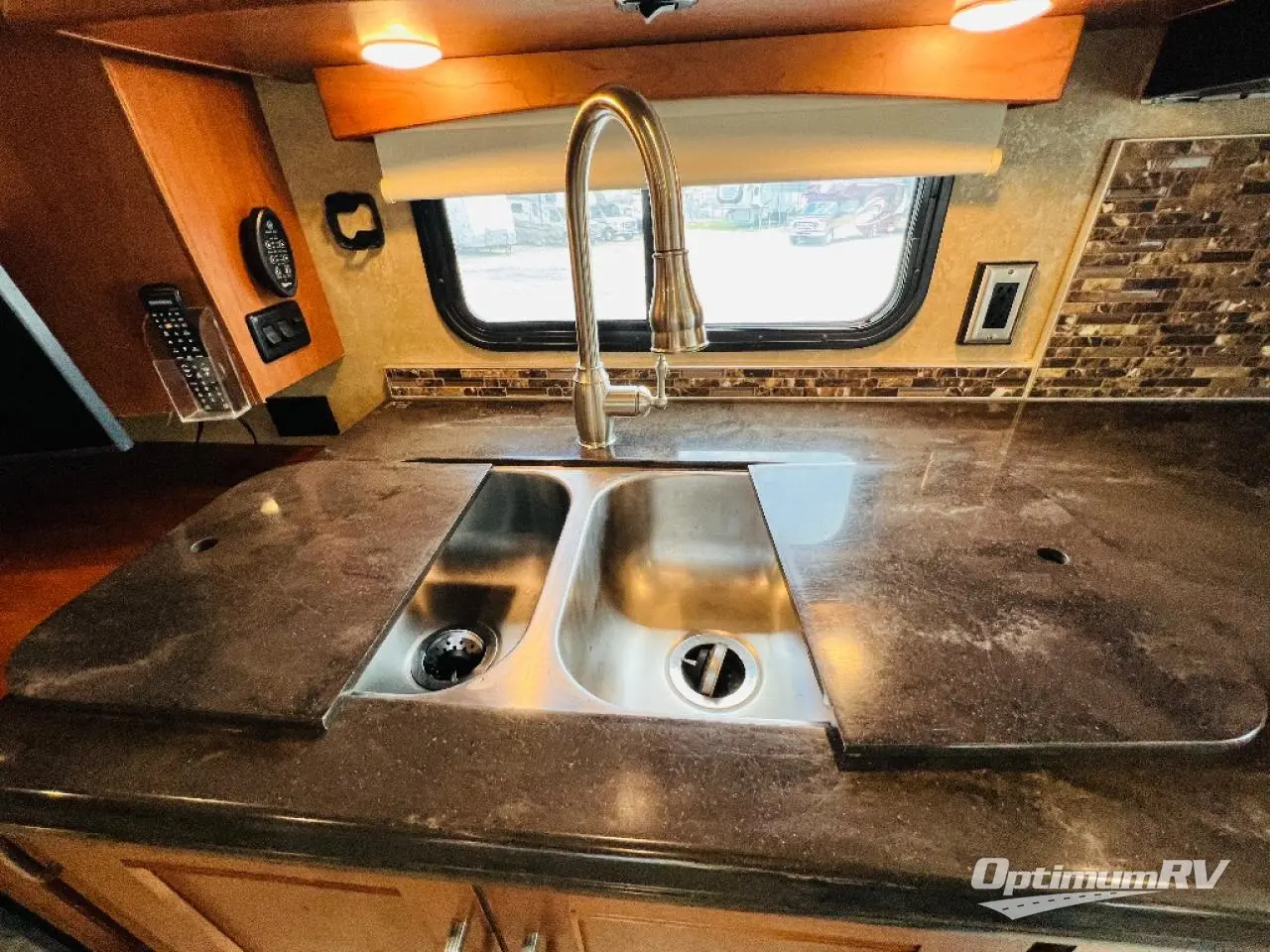 2016 Winnebago Forza 38R Photo 12