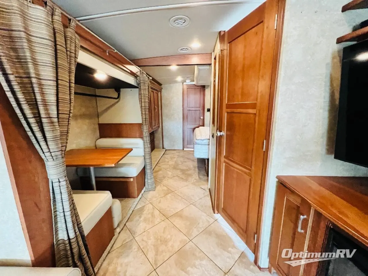 2016 Winnebago Forza 38R Photo 16