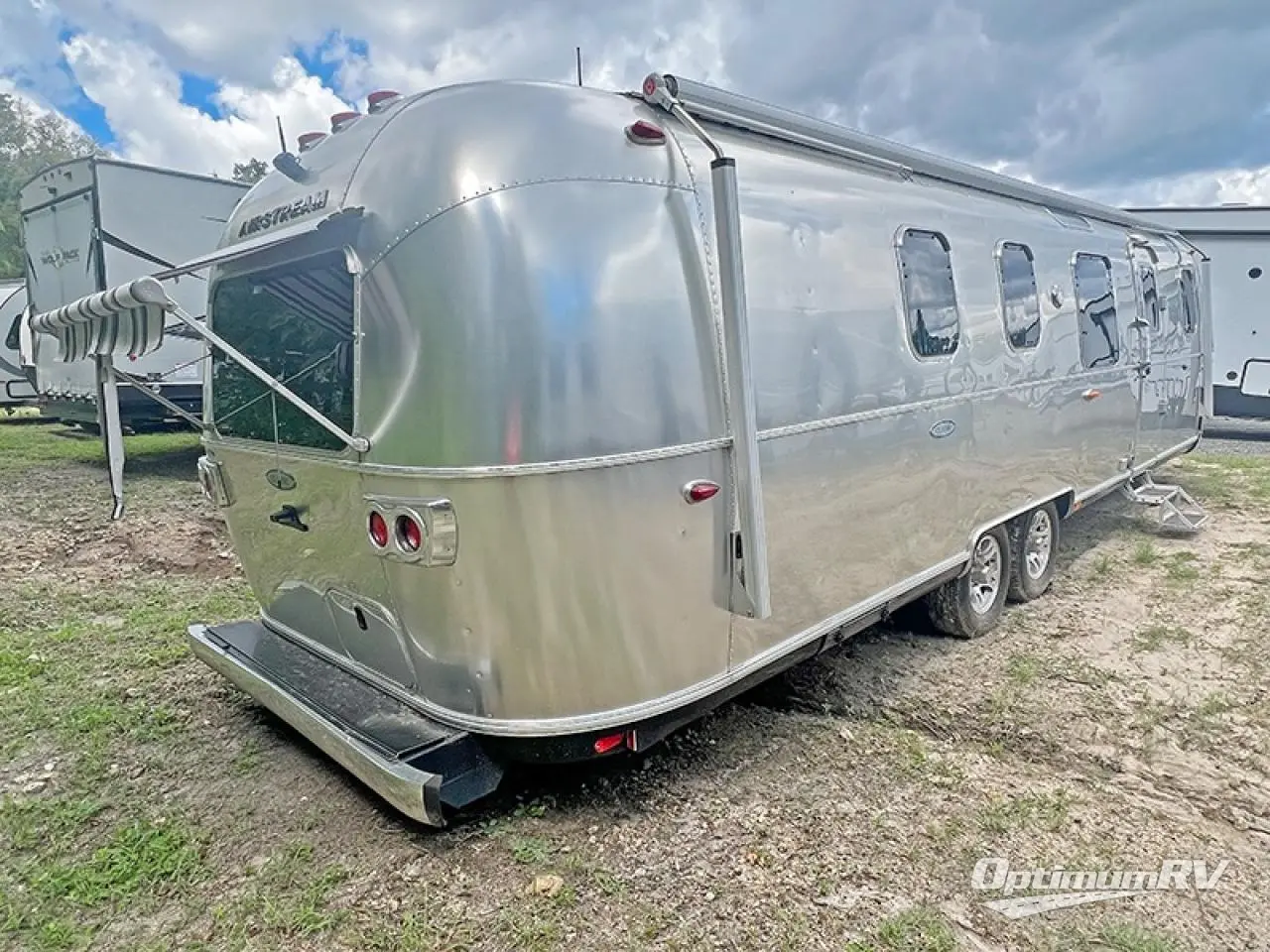 2019 Airstream Classic 33FB Photo 2