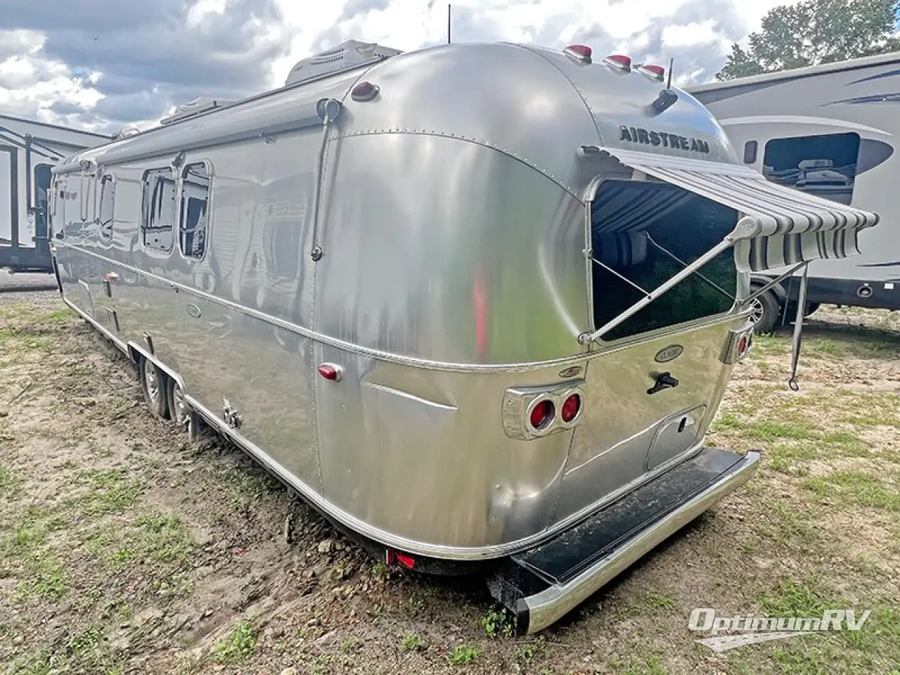 2019 Airstream Classic 33FB Photo 3