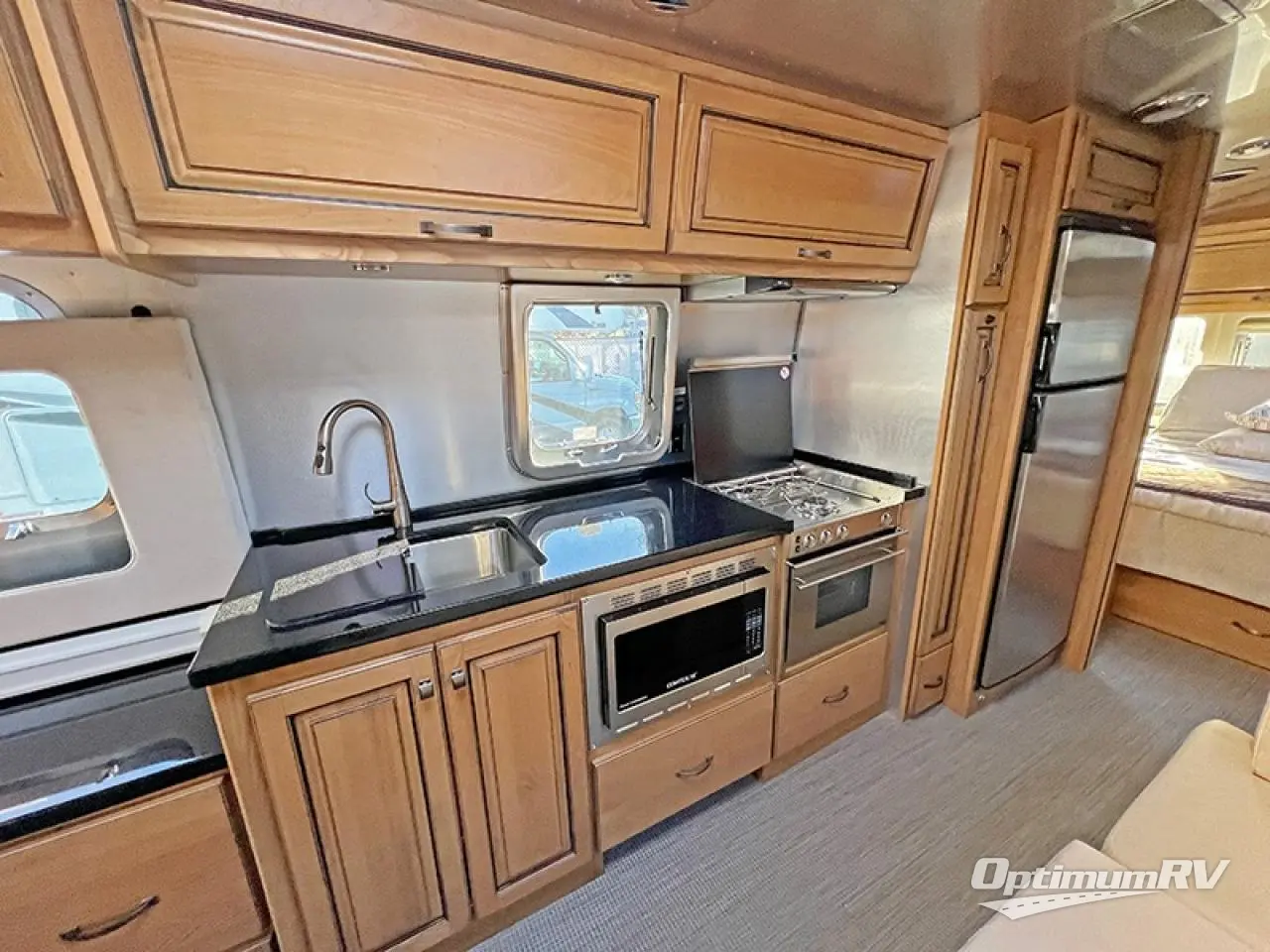 2019 Airstream Classic 33FB Photo 9