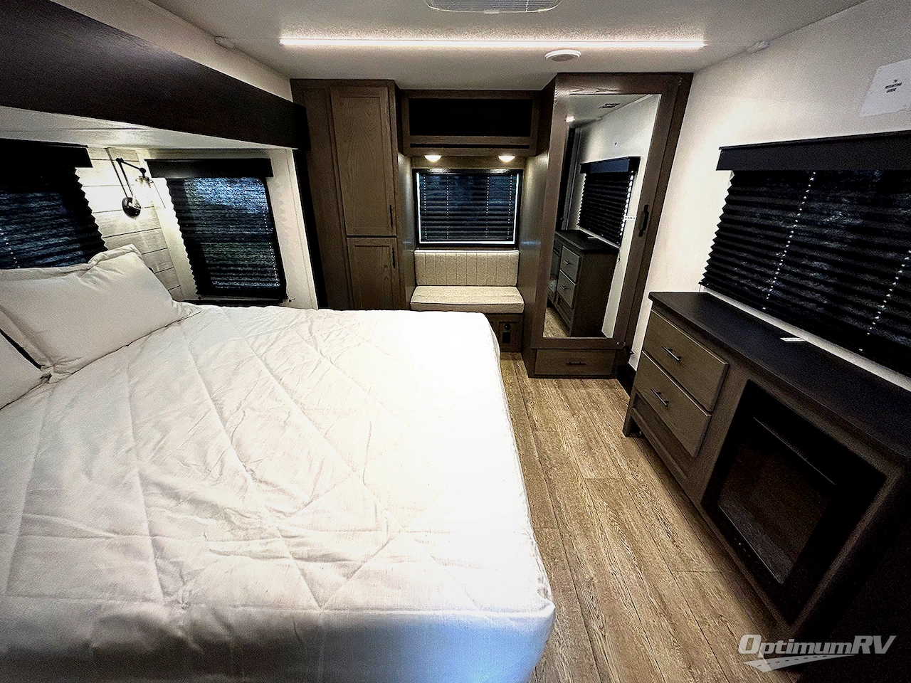 2025 Forest River Cherokee Arctic Wolf Suite 3750SUITE Photo 8