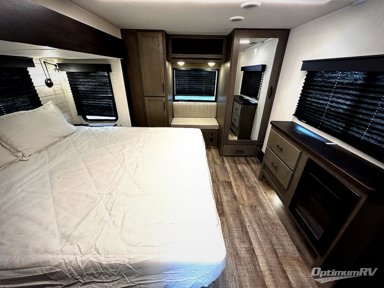 2025 Forest River Cherokee Arctic Wolf Suite 3650SUITE Photo 6