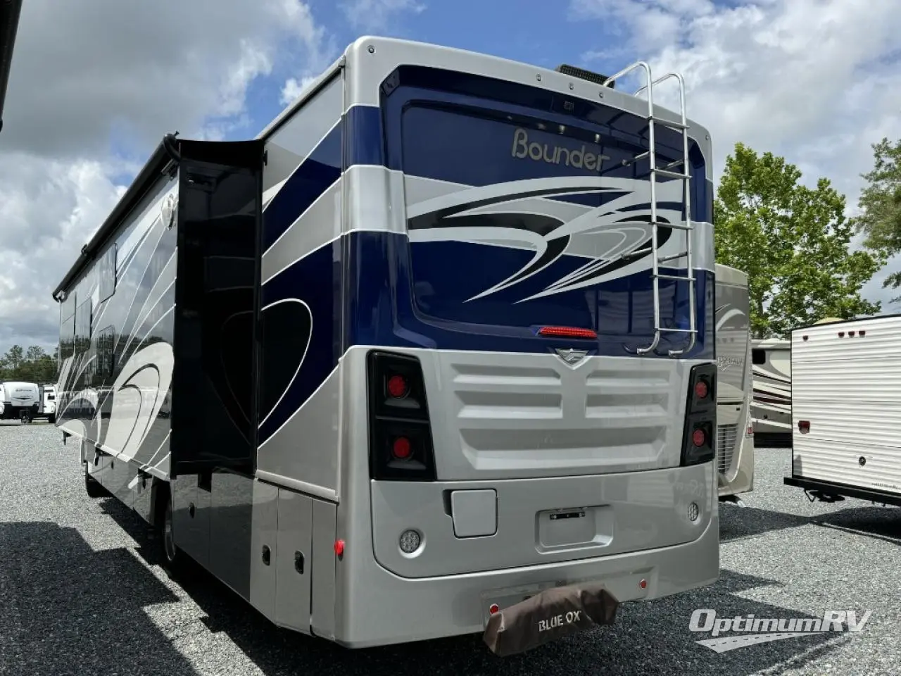 2022 Fleetwood Bounder 36F Photo 3