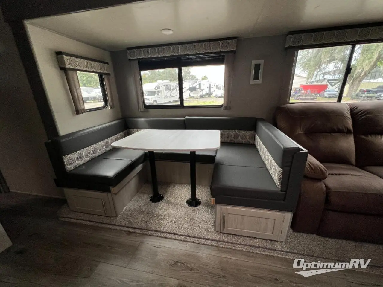 2022 Coachmen Catalina Legacy 303QBCK Photo 9