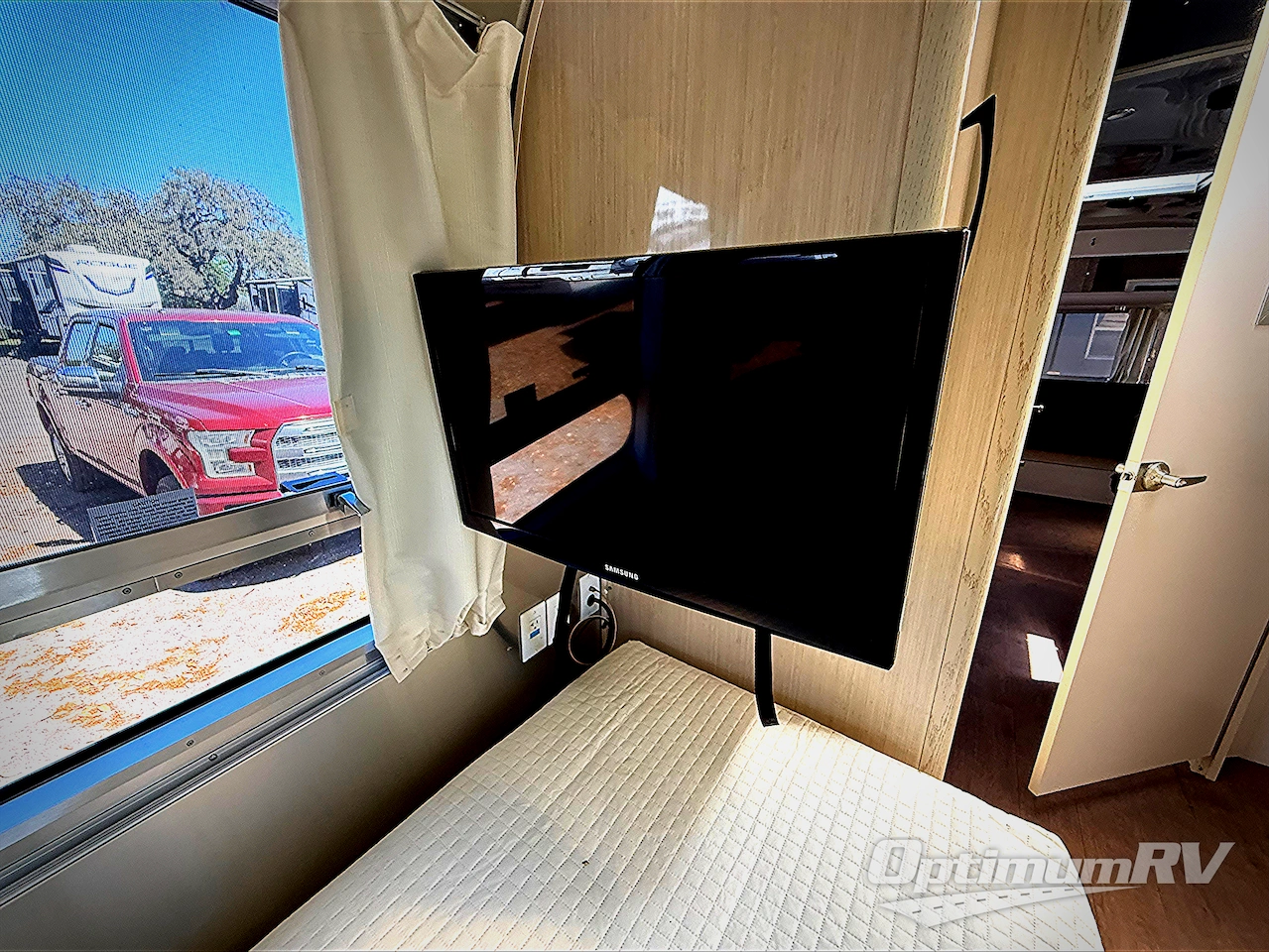 2017 Airstream Serenity 27FB Photo 11