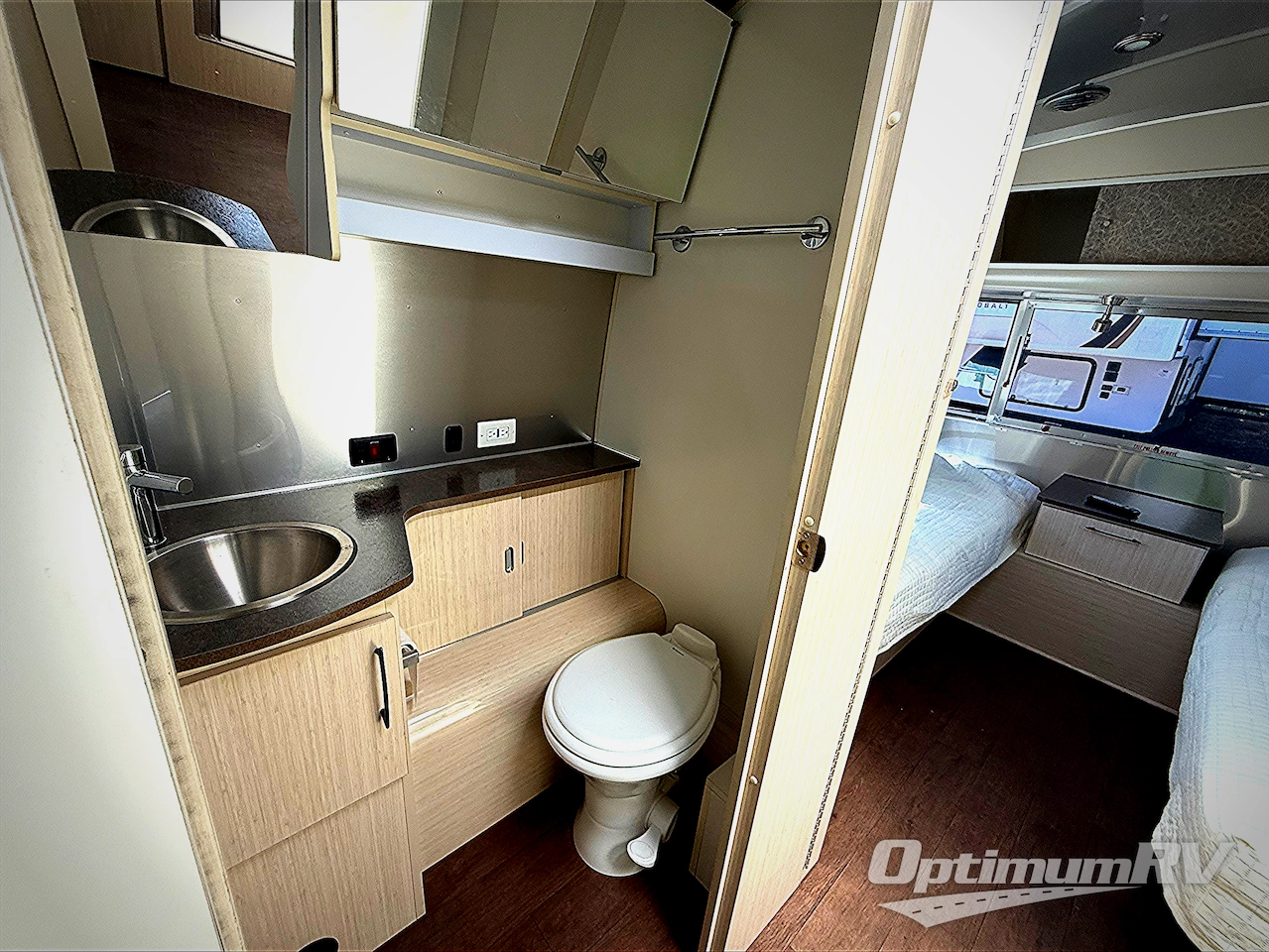 2017 Airstream Serenity 27FB Photo 17