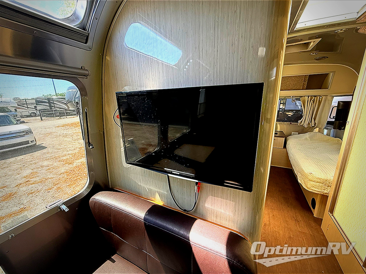 2017 Airstream Serenity 27FB Photo 7