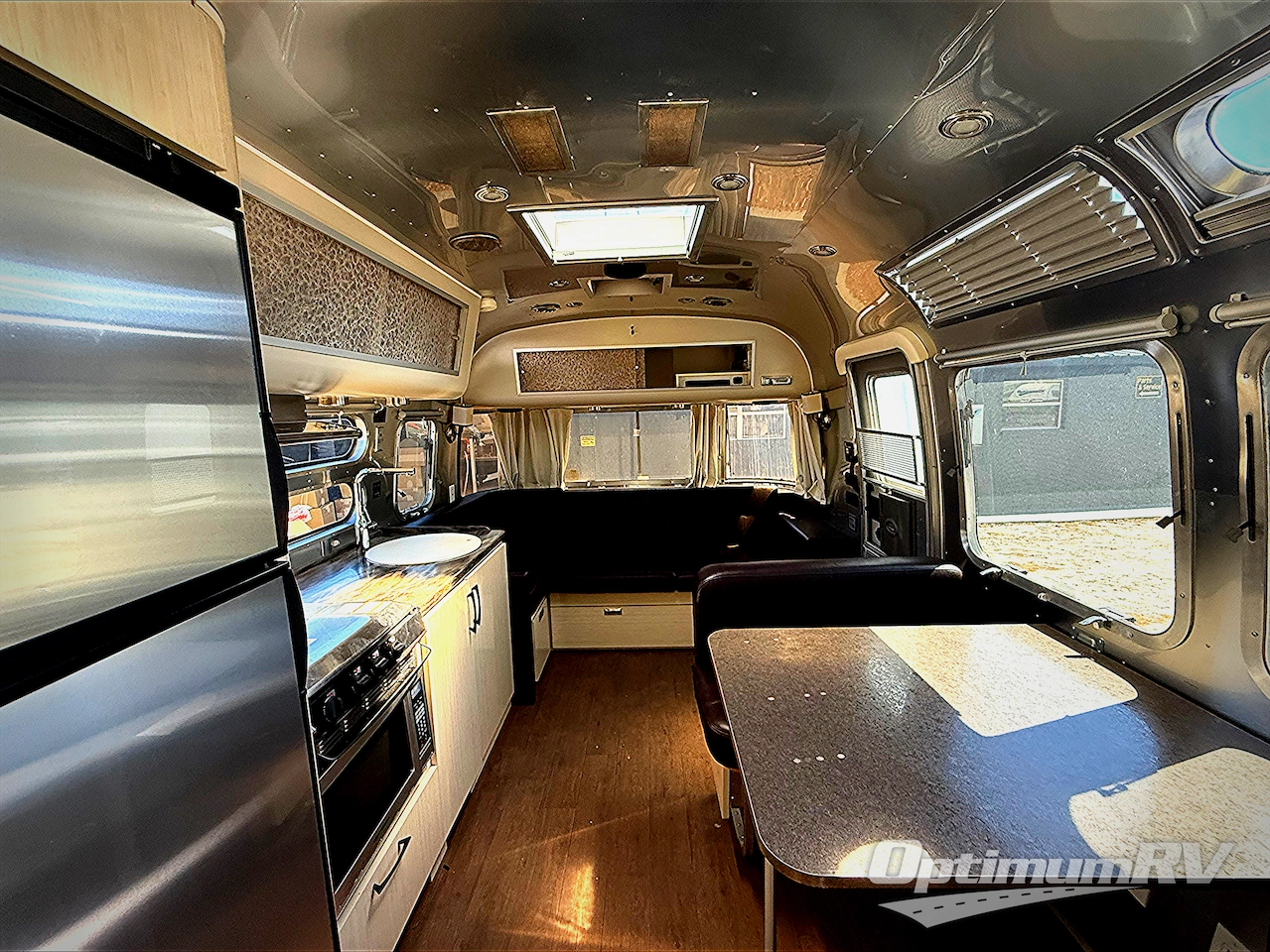 2017 Airstream Serenity 27FB Photo 5