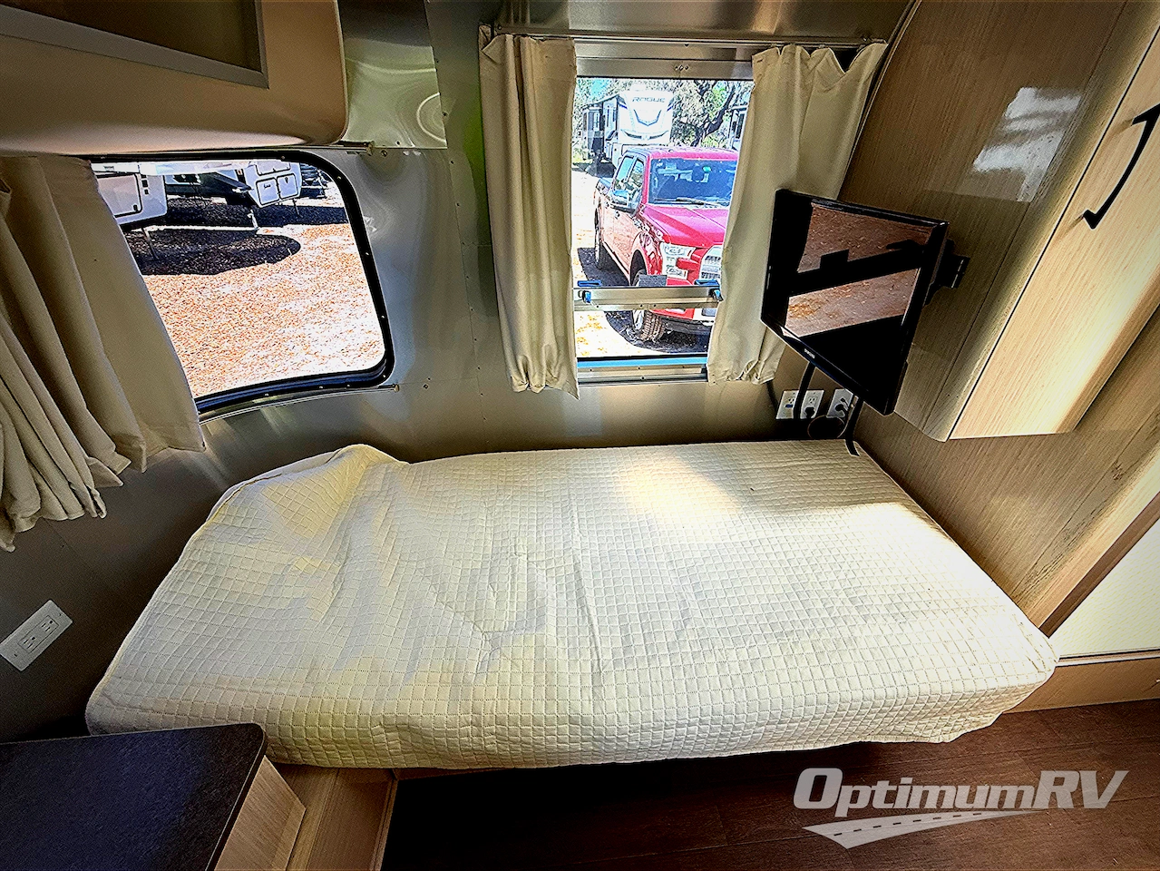 2017 Airstream Serenity 27FB Photo 9