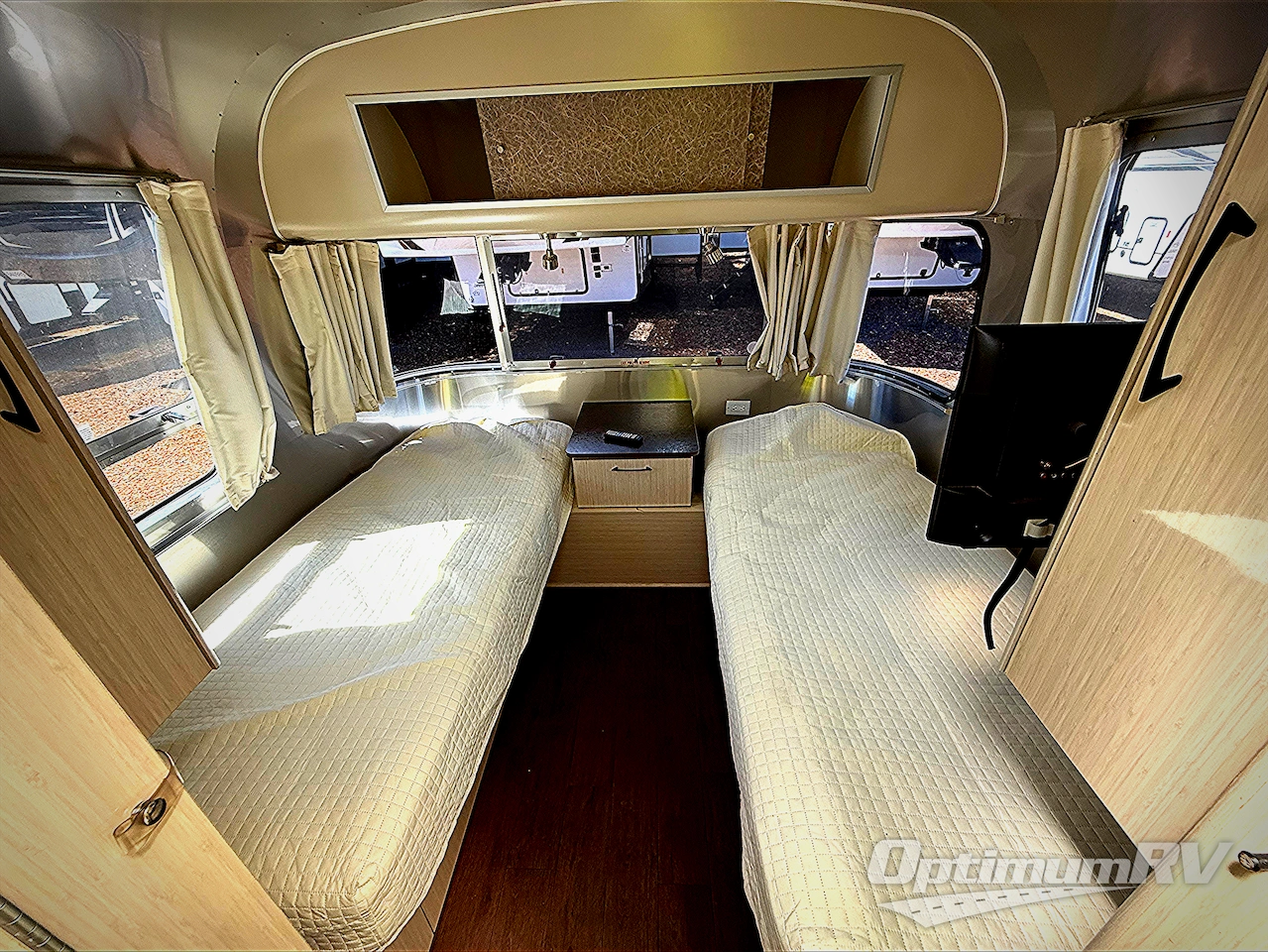 2017 Airstream Serenity 27FB Photo 8