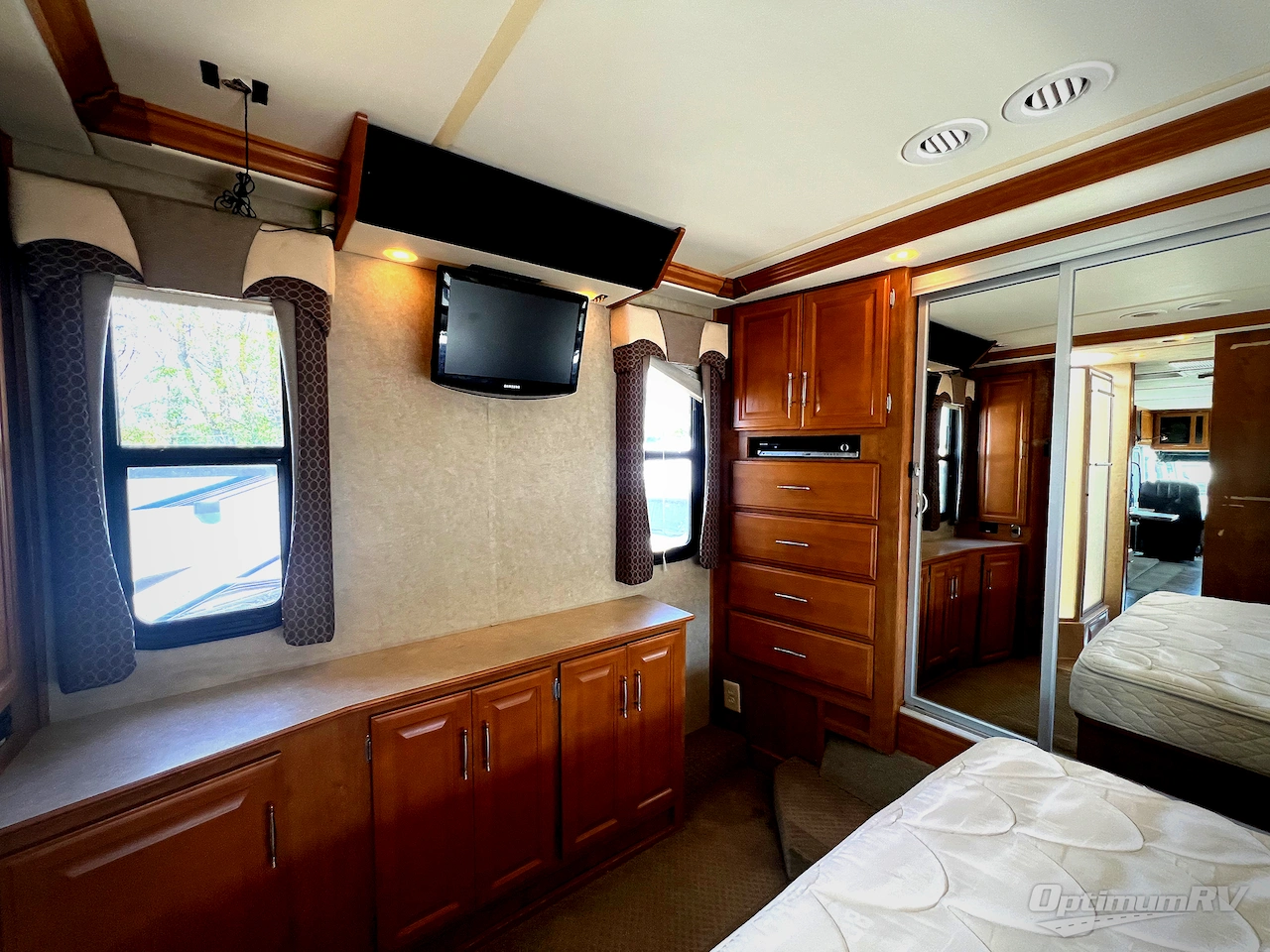 2008 Fleetwood Discovery 35H Photo 15