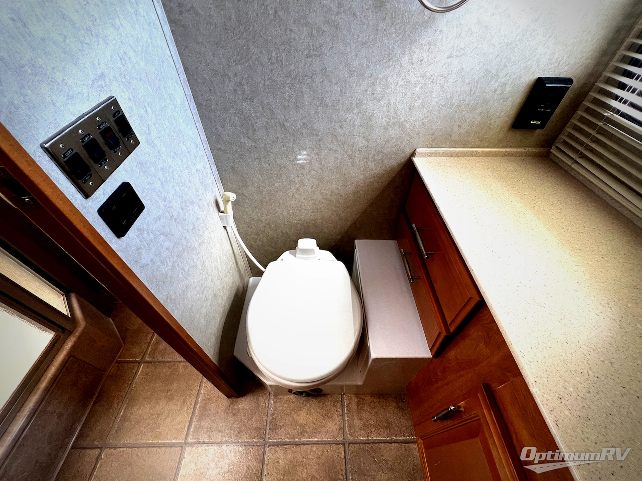 2008 Fleetwood Discovery 35H Photo 21