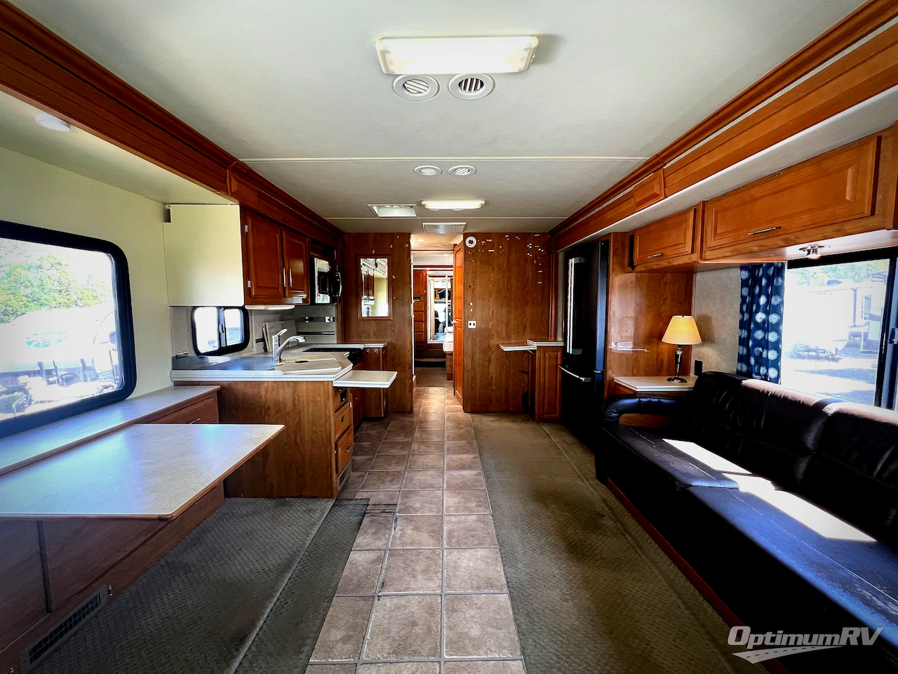 2008 Fleetwood Discovery 35H Photo 2