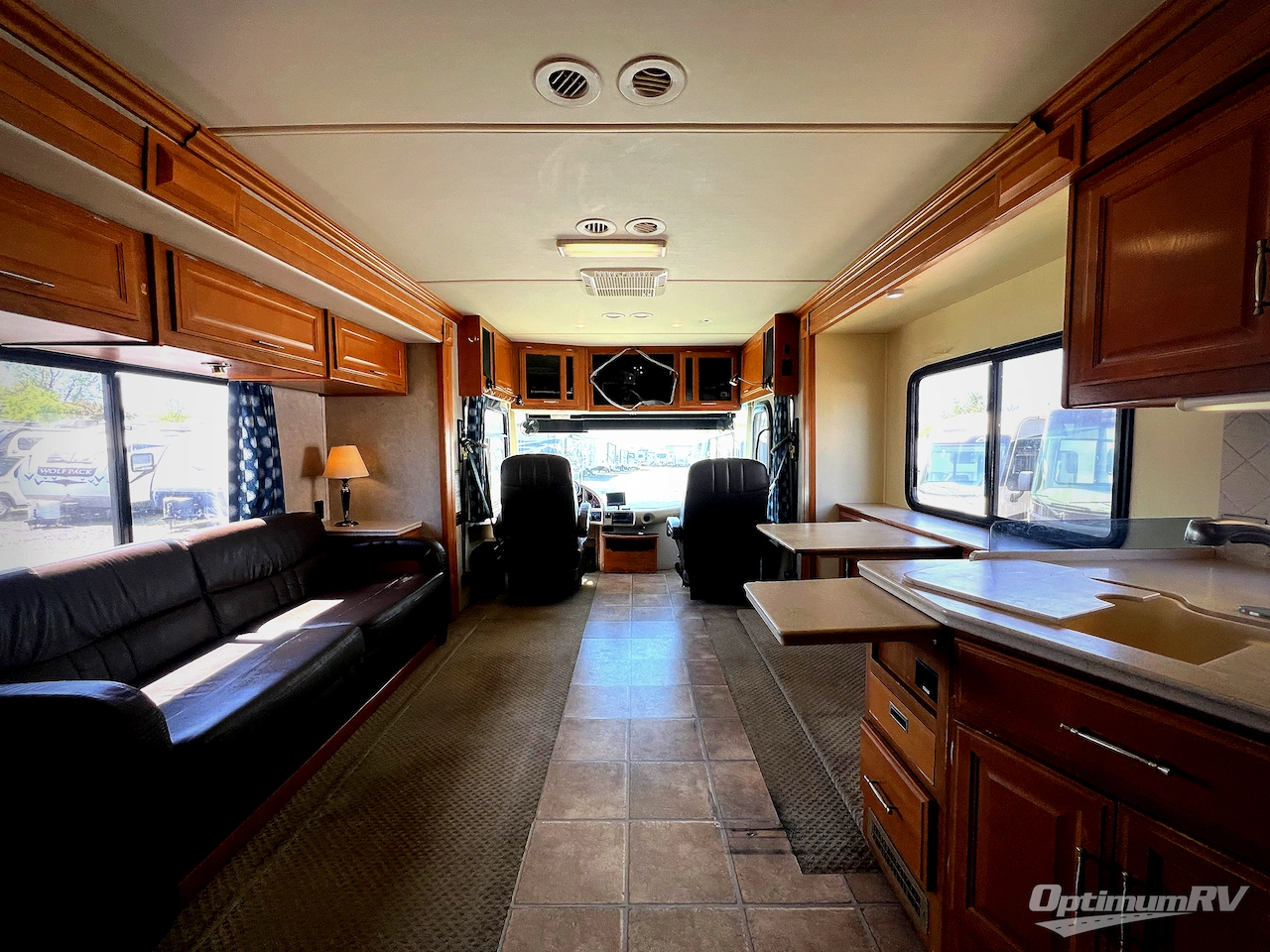 2008 Fleetwood Discovery 35H Photo 3