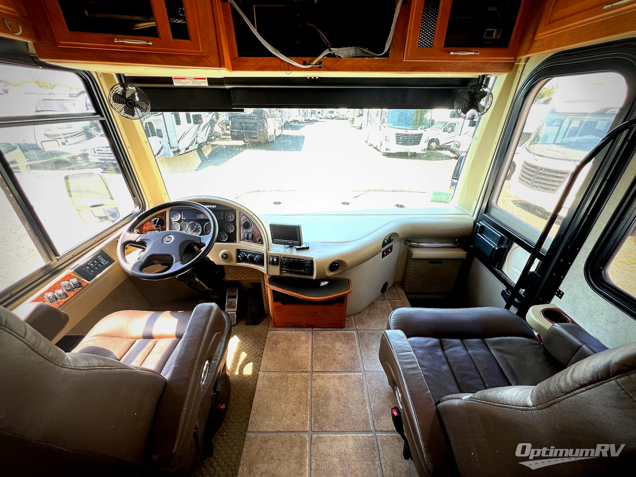 2008 Fleetwood Discovery 35H Photo 4