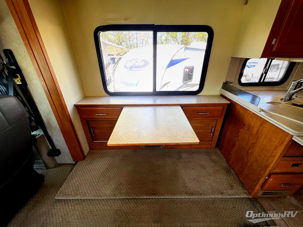 2008 Fleetwood Discovery 35H Photo 6