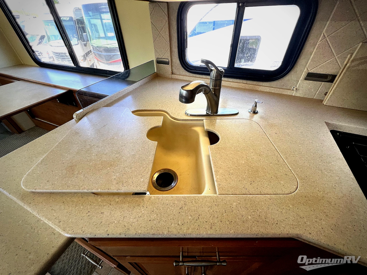 2008 Fleetwood Discovery 35H Photo 8