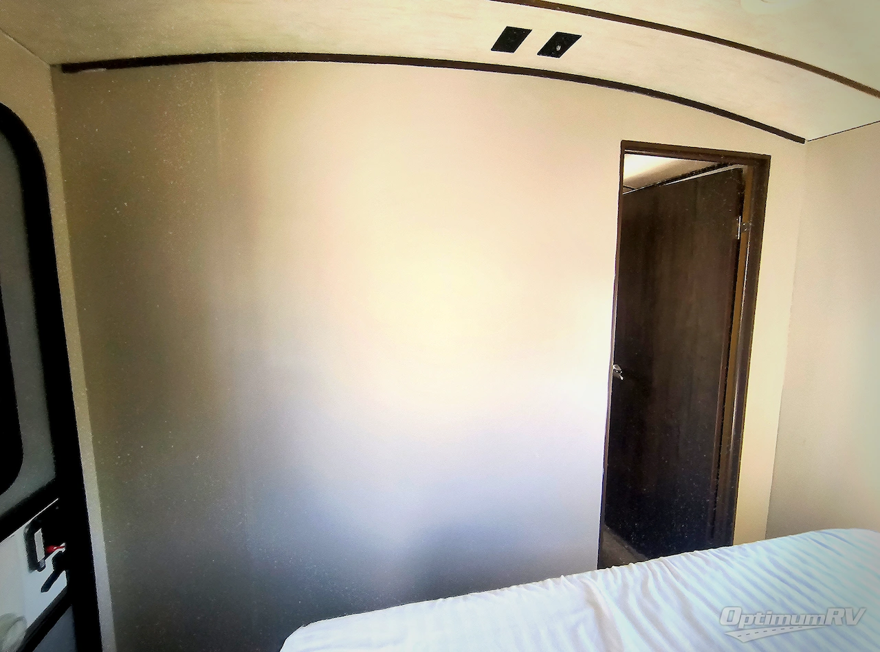 2019 Cruiser Radiance Ultra Lite 25RK Photo 10