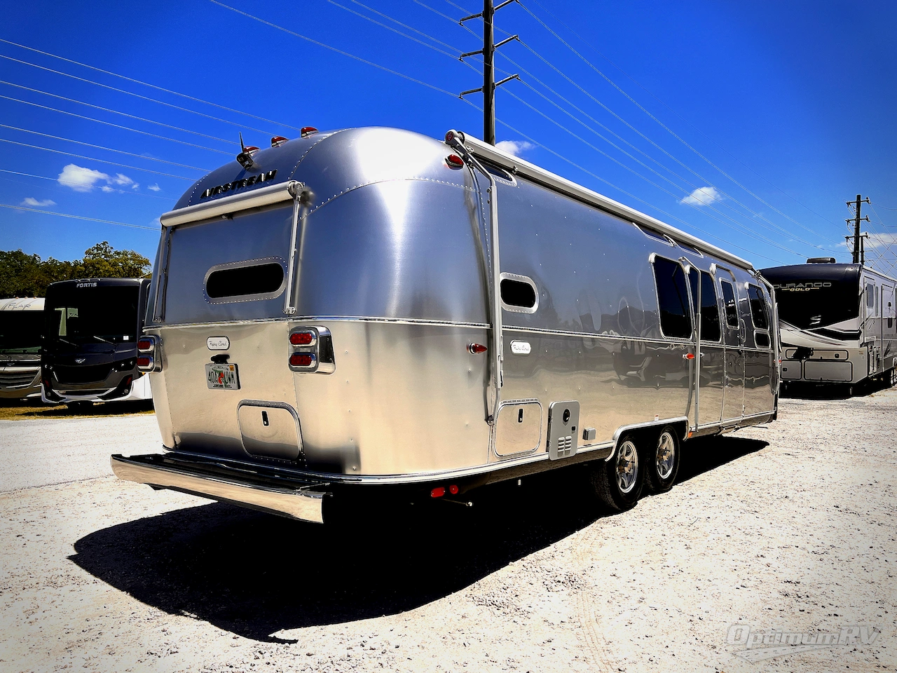 2024 Airstream Flying Cloud 30FB Bunk Photo 3
