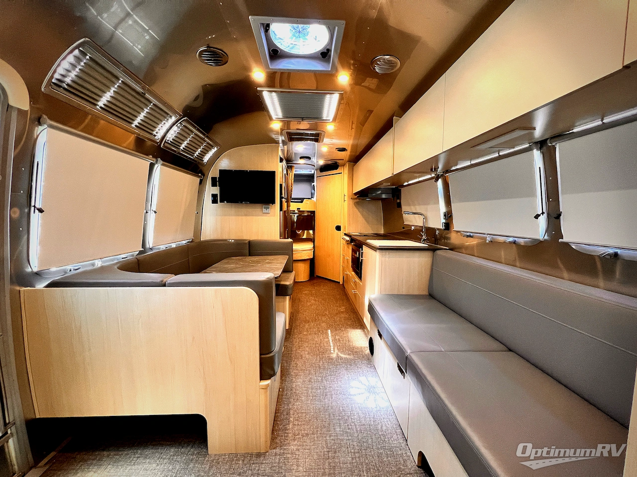 2024 Airstream Flying Cloud 30FB Bunk Photo 4