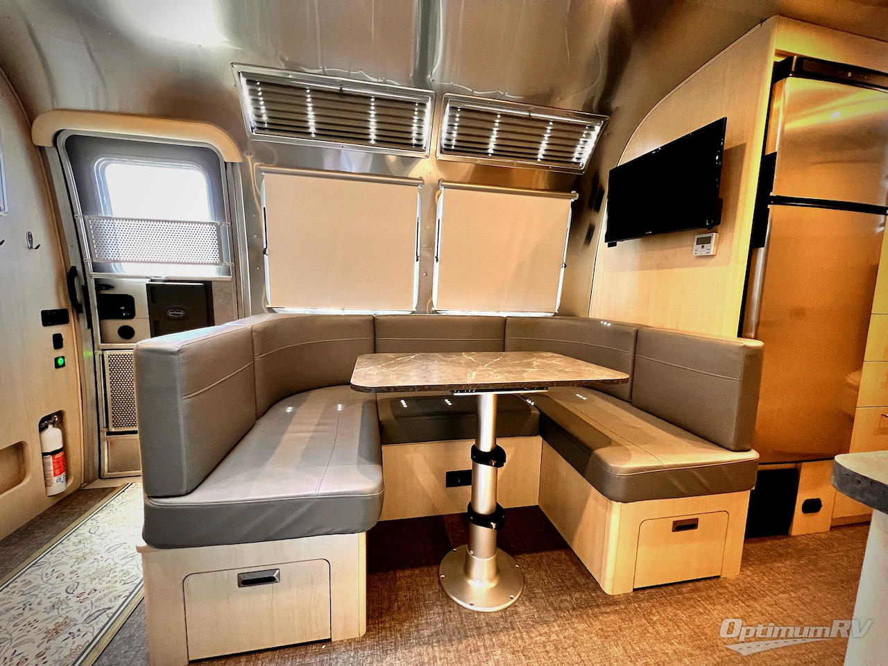 2024 Airstream Flying Cloud 30FB Bunk Photo 7