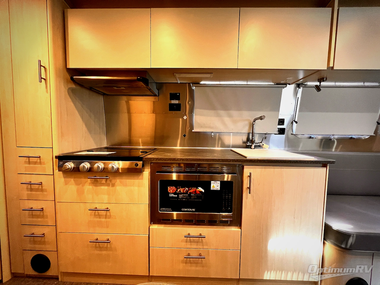 2024 Airstream Flying Cloud 30FB Bunk Photo 8