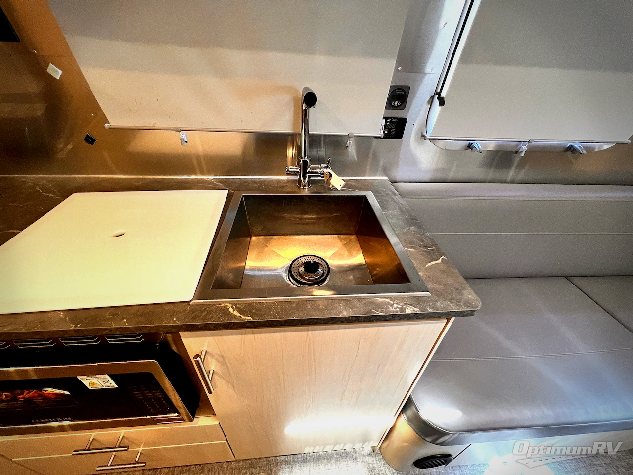 2024 Airstream Flying Cloud 30FB Bunk Photo 9