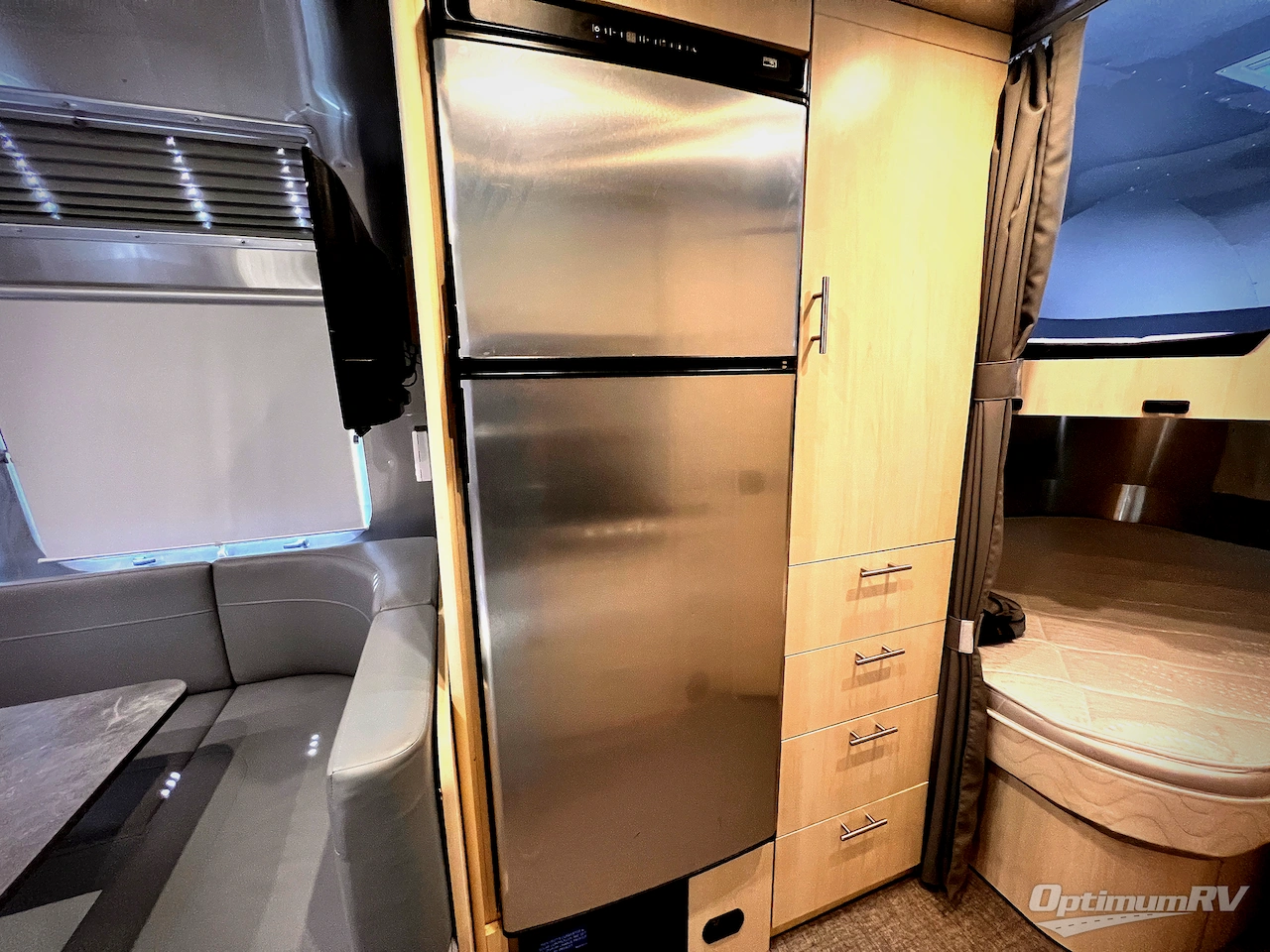 2024 Airstream Flying Cloud 30FB Bunk Photo 12