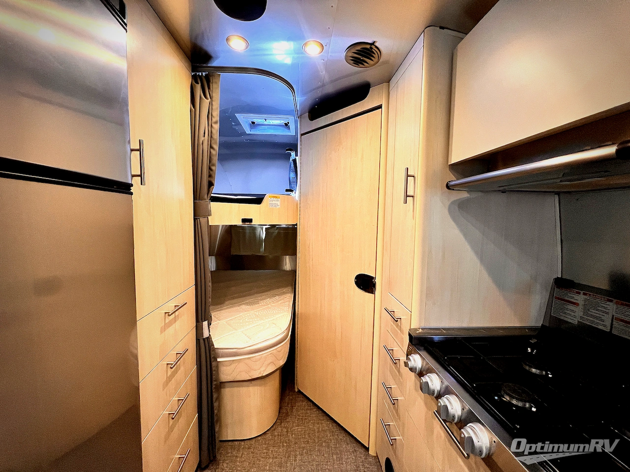 2024 Airstream Flying Cloud 30FB Bunk Photo 15