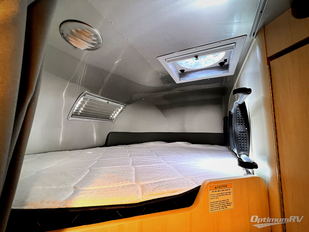 2024 Airstream Flying Cloud 30FB Bunk Photo 16