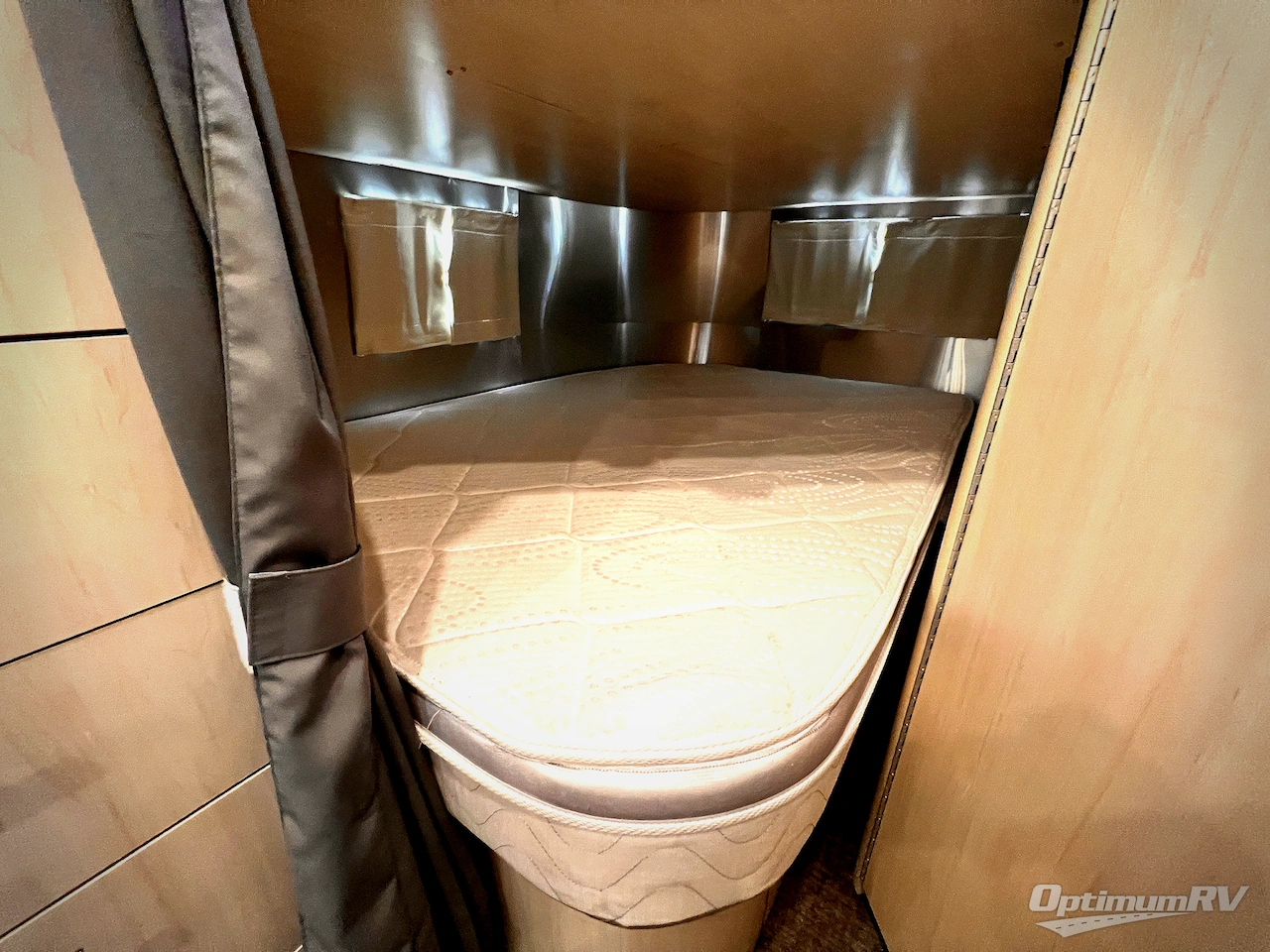 2024 Airstream Flying Cloud 30FB Bunk Photo 17